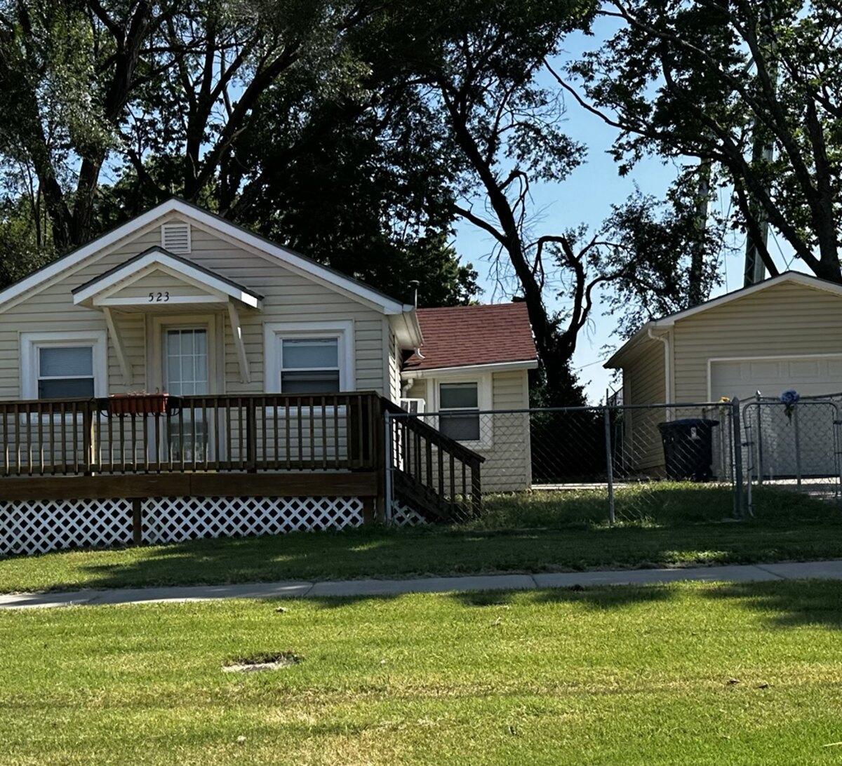 Front of a freshly washed house and detached garage in El Dorado
